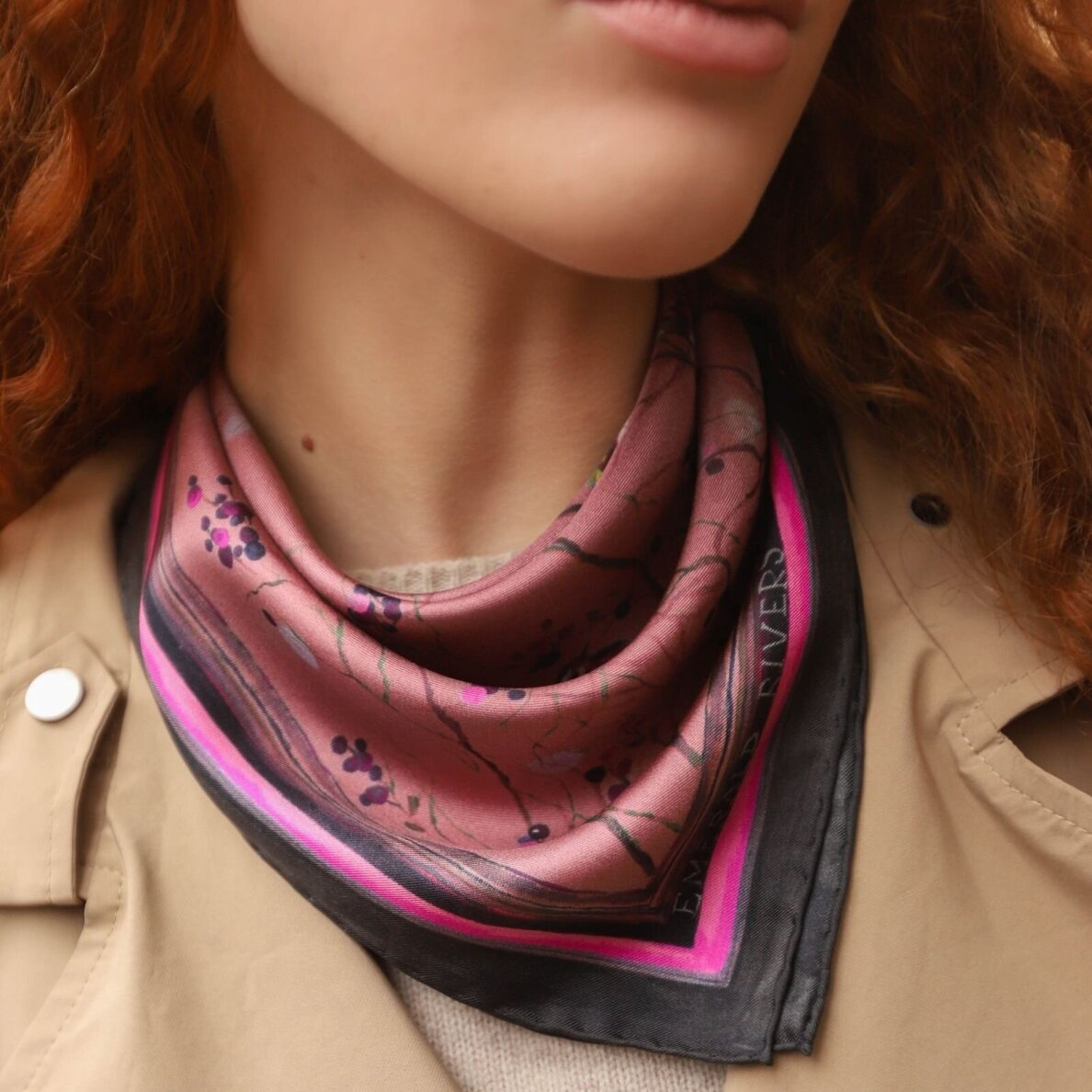 EMERALD RIVERS maža šilko skarelė Better Together Royal Amethyst 53 × 53 cm 1