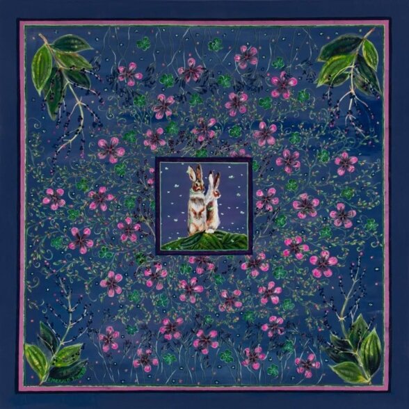 EMERALD RIVERS maža šilko skarelė Better Together Midnight Blue Blossom 53 × 53 cm 1